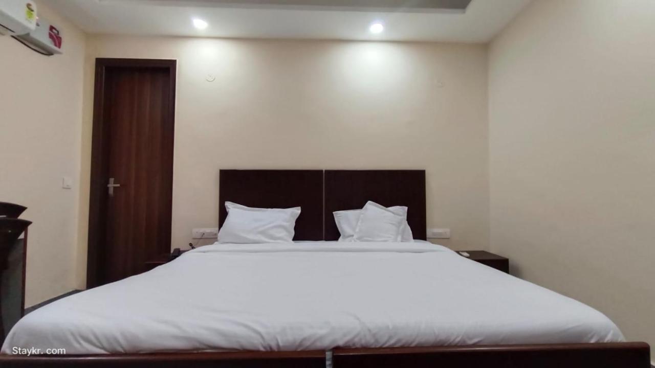 Hotel Wedlock Premium คูร์เคาน์ ภายนอก รูปภาพ